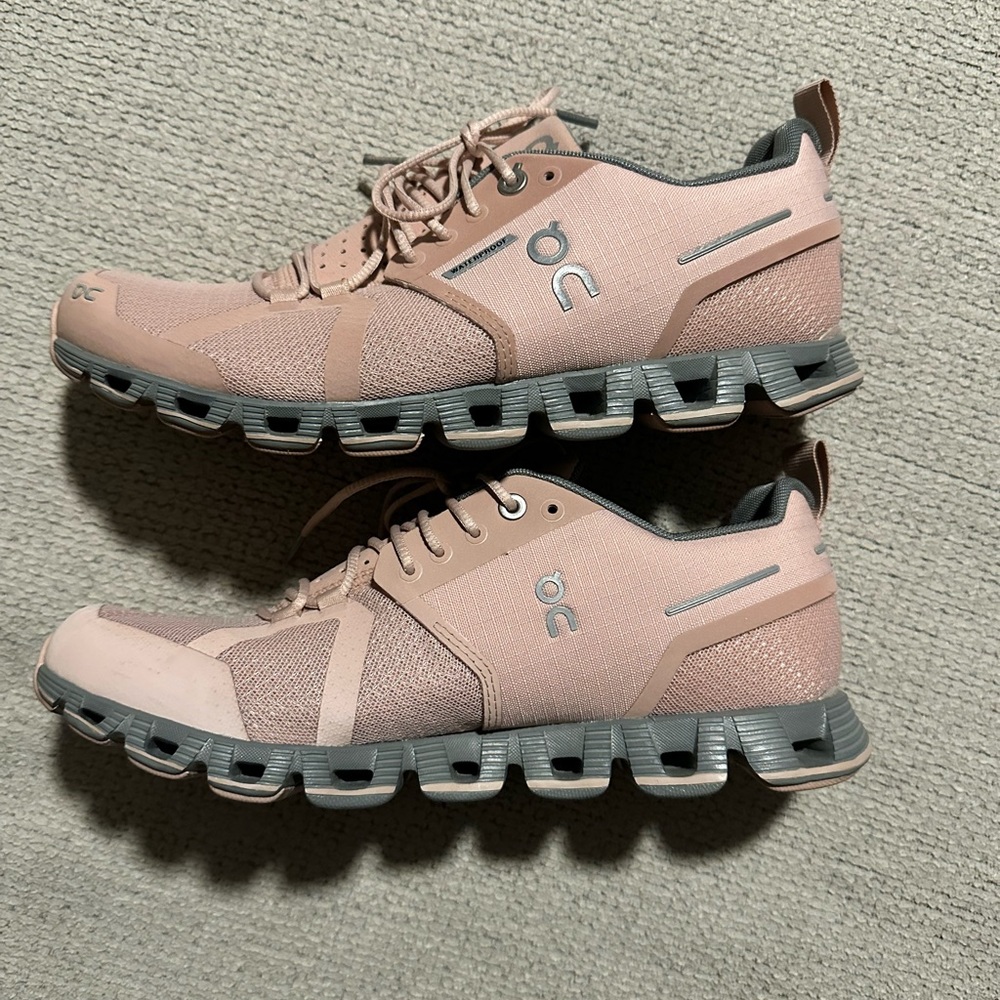 On Women’s Cloud 5 Waterproof Shoes, pink and grey. SIZE 8